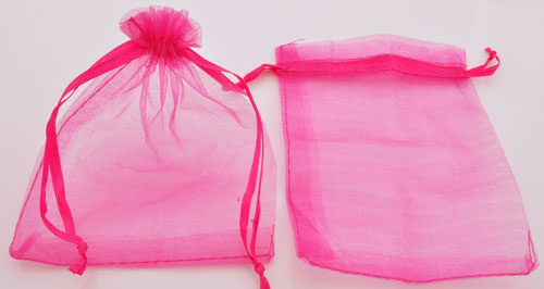 Sac en matière textile pour présenter petits bijoux. Dimensions: 120x90mm. Couleur: Fuschia Code: D08869 --- Sac Textile 120x90mm. Fuschia---