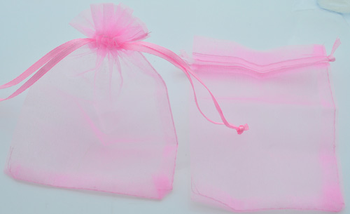 Sac en matière textile pour présenter petits bijoux. Dimensions: 120x90mm. Couleur: Rose Code: D08872 --- Sac Textile 120x90mm. Rose---