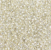 Perle de rocaille de la marque Miyuki. Perle en verre de dimension 11/0. Sachet de +- 10 grammes, soit +- 1100 pièces. Silverlined Crystal, Transparent et Centre Argenté Code: D14000 --- 11/0 Silverlined Cristal 1100Pcs.---
