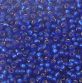 Perle de rocaille de la marque Miyuki. Perle en verre de dimension 11/0. Sachet de +- 10 grammes, soit +- 1100 pièces. Silverlined Matte Cobalt 20F : Bleu de cobalt Code: D14006 --- 11/0 Silverlined Matte Cobalt 20F 1100Pcs---