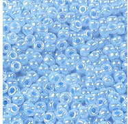 Perle de rocaille de la marque Miyuki. Perle en verre de dimension 8/0. Sachet de +- 10 grammes, soit +- 400 pièces. Ceylon Sky Blue 524: Bleu Clair Code: D14026 --- 8/0 Ceylon Sky Blue 524---