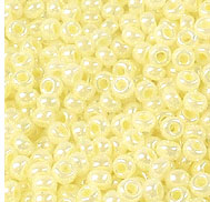 Perle de rocaille de la marque Miyuki. Perle en verre de dimension 8/0. Sachet de +- 10 grammes, soit +- 400 pièces. Ceylon Butter Cream 527 : Crème Code: D14027 --- 8/0 Ceylon Butter Cream 527---