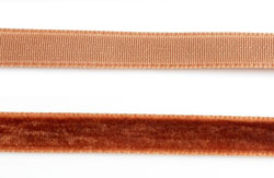 Ruban de velours de +- 7mm.de large et +- 5 mètres de long. (en rouleau ). Couleur: Mordoré Code: D10383 --- Ruban de velours 7mm x 5m. Mordore---