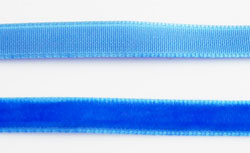 Ruban de velours de +- 7mm.de large et +- 5 mètres de long. (en rouleau ). Couleur: Bleu Saphir Code: D10385 --- Ruban de velours 7mm x 5m. Bleu Saphir---
