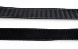 Ruban de velours de +- 7mm.de large et +- 5 mètres de long. (en rouleau ). Couleur: Noir Code: D10386 --- Ruban de velours 7mm x 5m. Noir---