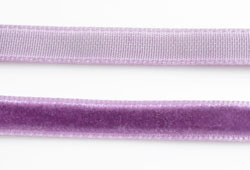 Ruban de velours de +- 7mm.de large et +- 5 mètres de long. (en rouleau ). Couleur: Lilas Code: D10387 --- Ruban de velours 7mm x 5m. Lilas---