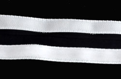 Ruban de velours de +- 7mm.de large et +- 5 mètres de long. (en rouleau ). Couleur: Blanc. Code: D10390 --- Ruban de velours 7mm x 5m. Blanc---