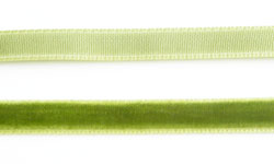 Ruban de velours de +- 7mm.de large et +- 5 mètres de long. (en rouleau ). Couleur: Vert Olive. Code: D10392 --- Ruban de velours 7mm x 5m. Vert Olive---