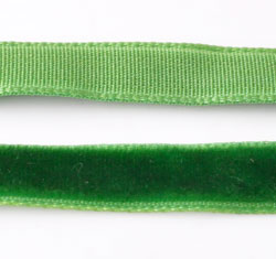 Ruban de velours de +- 7mm.de large et +- 5 mètres de long. (en rouleau ). Couleur: Vert. Code: D10395 --- Ruban de velours 7mm x 5m. Vert---
