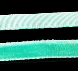 Ruban de velours de +- 7mm.de large et +- 5 mètres de long. (en rouleau ). Couleur: Mint Vert. Code: D10396 --- Ruban de velours 7mm x 5m. Mint vert---