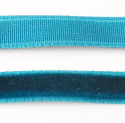 Ruban de velours de +- 7mm.de large et +- 5 mètres de long. (en rouleau ). Couleur: Bleu-Vert. Code: D10397 --- Ruban de velours 7mm x 5m. Bleu-Vert---