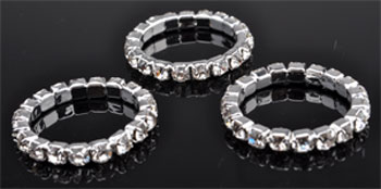 Code: D09356    --- Anneau metall avec strass. +- 18mm.---