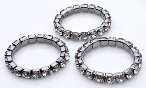 Code: D09371    --- Anneau metall avec strass. +- 18mm. Nickel---