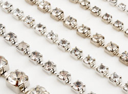 Mélange de cordons de métal avec cadres et strass ± 2,5-3,5mm (9-9,5cm/cordon ± 15-24 pcs.). Couleur Cristal Code: D13951 --- 9 cm. Chaine Metal Strass 2,5-3,5mm . Cristal---