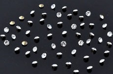 Répliques de diamant en verre cristal, circulaires aux facettes ± 1mm (± 50 pcs.). Couleur: Crystal Code: D16777 --- 50 x Strass Circulaires Facettes 1mm Crystal---