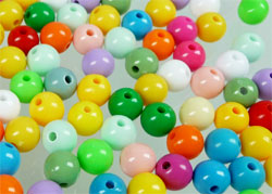 Sachet de +-700 pièces de perles synthétiques de diverses couleurs. Perles circulaires de +- 8mm. de diamètre. Sachet de +- 200 grammes. Code: D02491 --- Melange matiere synthetique circulaire 8mm.---