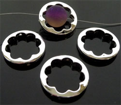 Fleur en matière synthétique Plat et circulaire. Dimension: +- 25mm. Metal Look. Couleur Nickel Code: D05955 --- Fleur Synthetique 25mm. Nickel---