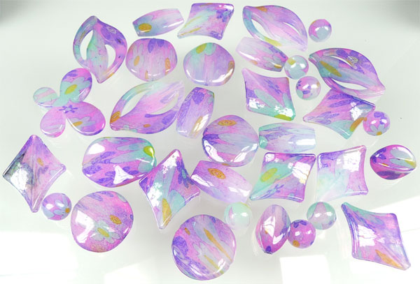 Mélange de perles en matière synthétique. Motif de fleurs. +- 21 pièces comprises entre 14 et 48mm. Code: D06055 --- Melange Synthetique fleurs +- 21Pcs---