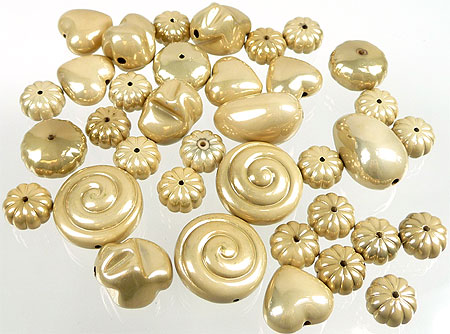 Mélange de perles synthétiques. Grandeur entre 10 et 37 mm. +- 30 Pièces par sachet. Couleur: Mordoré clair Code: D08366 --- Melange sunthetique mordore clair. +-30Pcs.---