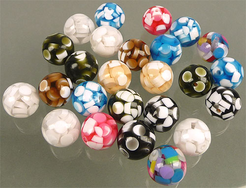 Mélange de perles synthétiques circulaires +- 19mm. et décorées. Multicouleur. Se vend par 25 pièces Code: D08380 --- 25 Pcs. Melange synthetique 19mm. Multicouleur---