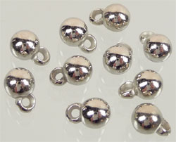 Pendentif, Breloque de matière synthétique, métal look, boule de +-9 X 6mm. Couleur Nickel. Convient pour être enfilé par masse de façon à représenter une grappe. Code: D08560 --- Breloque synthetique boule 9x6 Nickel---
