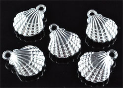 Breloque, pendentif en forme de coquille de +- 23x19mm. En matière synthétique. Metal look. Couleur Nickel. Code: D08816 --- Coquille Synth. 23x19mm. Nickel---