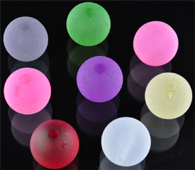 Sachet de +- 125 pièces de perles synthétiques circulaires, mates et transparentes de +- 14mm. de diamètre. Multicouleurs. +-200 grammes. Code: D08931 --- Melange synthetique mat transparent 14mm.---