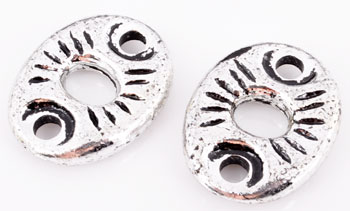 Perle entre-deux en matière synthétique couleur métal. (metal look). Forme plate et ovale décorée de +- 25x20x5mm. Code: D09055 --- Entre-deux synthetique 25x20x5---