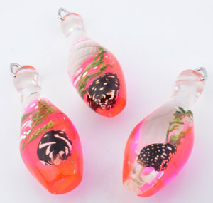 Pendentifs/breloques de matière synthétique, bouteille avec coquillages et éclat ± 62x19mm. Couleur: Rose Code: D10065 --- Bouteille Coquillages 62x19mm. Rose---