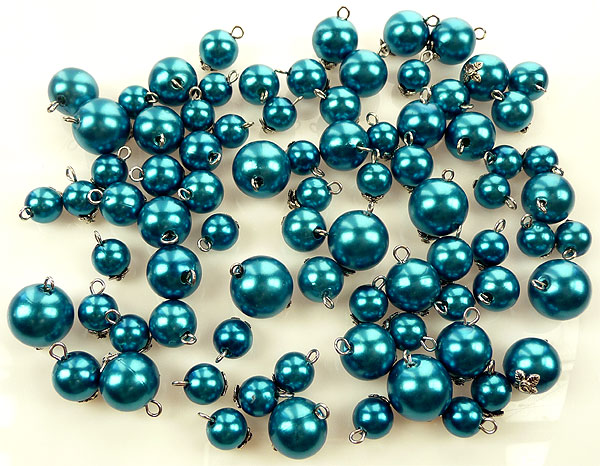 Mélange de perles synthétique, avec clou avec œil et calotte. Entre 8 et 16 mm. Sachet de +- 80 pièces. Couleur: Turquoise Code: D10495 --- Melange perles avec clou. Turquoise---