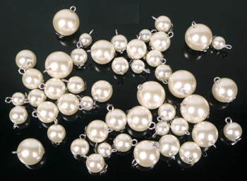 Mélange de perles synthétique, avec clou avec œil et calotte. Entre 8 et 16 mm. Sachet de +- 80 pièces. Couleur: Blanc Crème Code: D10496 --- Melange perles avec clou. Blanc creme---