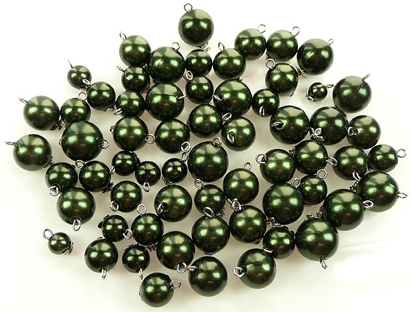 Mélange de perles synthétique, avec clou avec œil et calotte. Entre 8 et 16 mm. Sachet de +- 80 pièces. Couleur: Vert Kaki Code: D10497 --- Melange perles avec clou. Vert kaki---