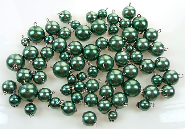 Code: D10499    --- Melange perles avec clou. Vert emeraude---