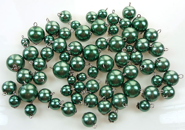 Mélange de perles synthétique, avec clou avec œil et calotte. Entre 8 et 16 mm. Sachet de +- 80 pièces. Couleur: Vert émeraude Code: D10499 --- Melange perles avec clou. Vert emeraude---