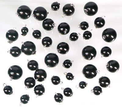 Mélange de perles synthétique, avec clou avec œil et calotte. Entre 8 et 16 mm. Sachet de +- 80 pièces. Couleur: Noir Code: D10500 --- Melange perles avec clou. Noir---