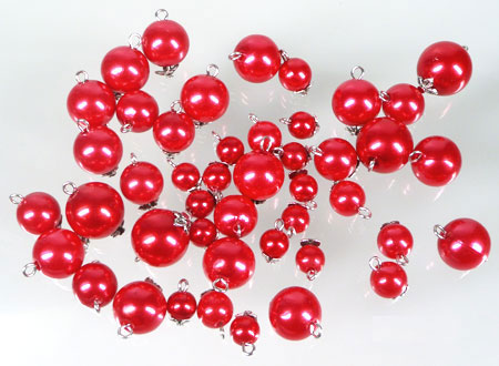 Mélange de perles synthétique, avec clou avec œil et calotte. Entre 8 et 16 mm. Sachet de +- 80 pièces. Couleur: Rouge/Brun Code: D10501 --- Melange perles avec clou. Rouge---