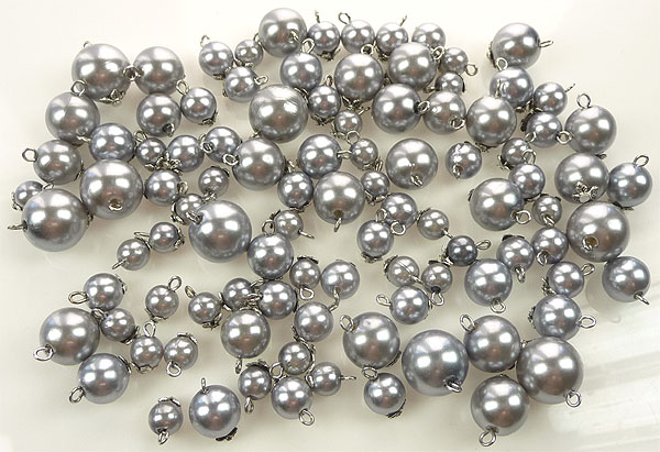 Mélange de perles synthétique, avec clou avec œil et calotte. Entre 8 et 16 mm. Sachet de +- 80 pièces. Couleur: Gris Code: D10502 --- Melange perles avec clou. Gris---
