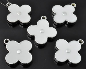Pendentif, breloque en matière synthétique métal look en forme de fleur avec epoxy. Dimension: +- 33x28mm. Œil: +- 2,5mm. Couleur: Blanc. Code: D11003 --- Fleur Epoxy blanc 33x28---