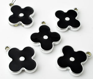 Pendentif, breloque en matière synthétique métal look en forme de fleur avec epoxy. Dimension: +- 33x28mm. Œil: +- 2,5mm. Couleur: Noir. Code: D11004 --- Fleur Epoxy noir 33x29---
