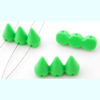 Séparateur en matière synthétique. Studs triple de+- 15x28mm. Avec 3 trous de+- 1,5 mm. chacun. Couleur: Vert Code: D12327 --- Studs triple 15x28mm. Vert---