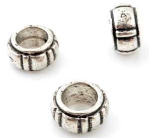 Perles (pour écharpes) de matière synthétique metal look, rondelle, décorées ± 25x13,5mm (trou ± 15mm). Couleur: Argent vieilli Code: D12725 --- Metal look, rondelle, decore 25x13,5mm. Trou: 15mm. Vx Argent---