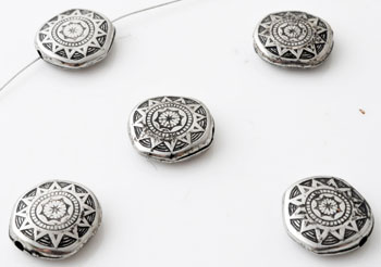 Perles de matière synthétique metal look, plates ondulantes circulaires, décorées avec étoile ± 18x17x5mm (trou ± 2mm). Couleur: Argent vieilli Code: D12726 --- Metal look, Plate Ondulante Circulaire, Avec Etoile 18x17x5mm. Vx. Argent---
