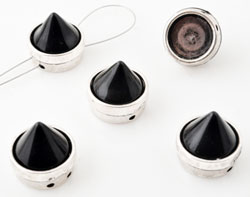Séparateur de métal avec un stud de matière synthétique de +- 11,5x12mm. 2trous de +- 1mm. de séparation. Le stud est noir, le support argenté. Code: D13237 --- Stud 2 trous 11,5x12 Noir-Argent---