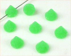 Perles de matière synthétique. Studs de ± 6mm. Trou ± 1mm. Couleur: Vert violent Code: D14214 --- Stud 6mm. Trou 1mm. Vert Violent---