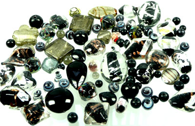 Mélange de perles en verre. Sachet de +- 250gr. Assortiment de +- 90 pièces en Vert-Bleu. Dimension: entre +- 6 et 28mm. Code: D02936 --- 250gr. Perles verre Vert-Bleu +- 90Pcs.---