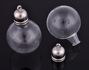 Boule bouteille de verre avec calottes de matière synthétique metal look ± 47x30mm (oeil ± 2mm) Code: D16208 --- Boule verre avec calotte 47x30mm.---
